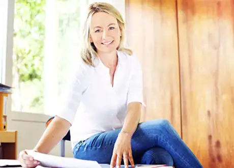 Kristina, directrice de la crèche cocon Kids Waldtrudering, sourit aimablement dans son bureau lumineux, des documents à la main.