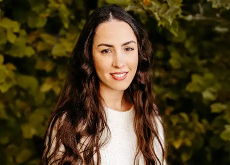 Portrait d'une éducatrice de la crèche cocon Kids Waldtrudering devant un décor naturel verdoyant