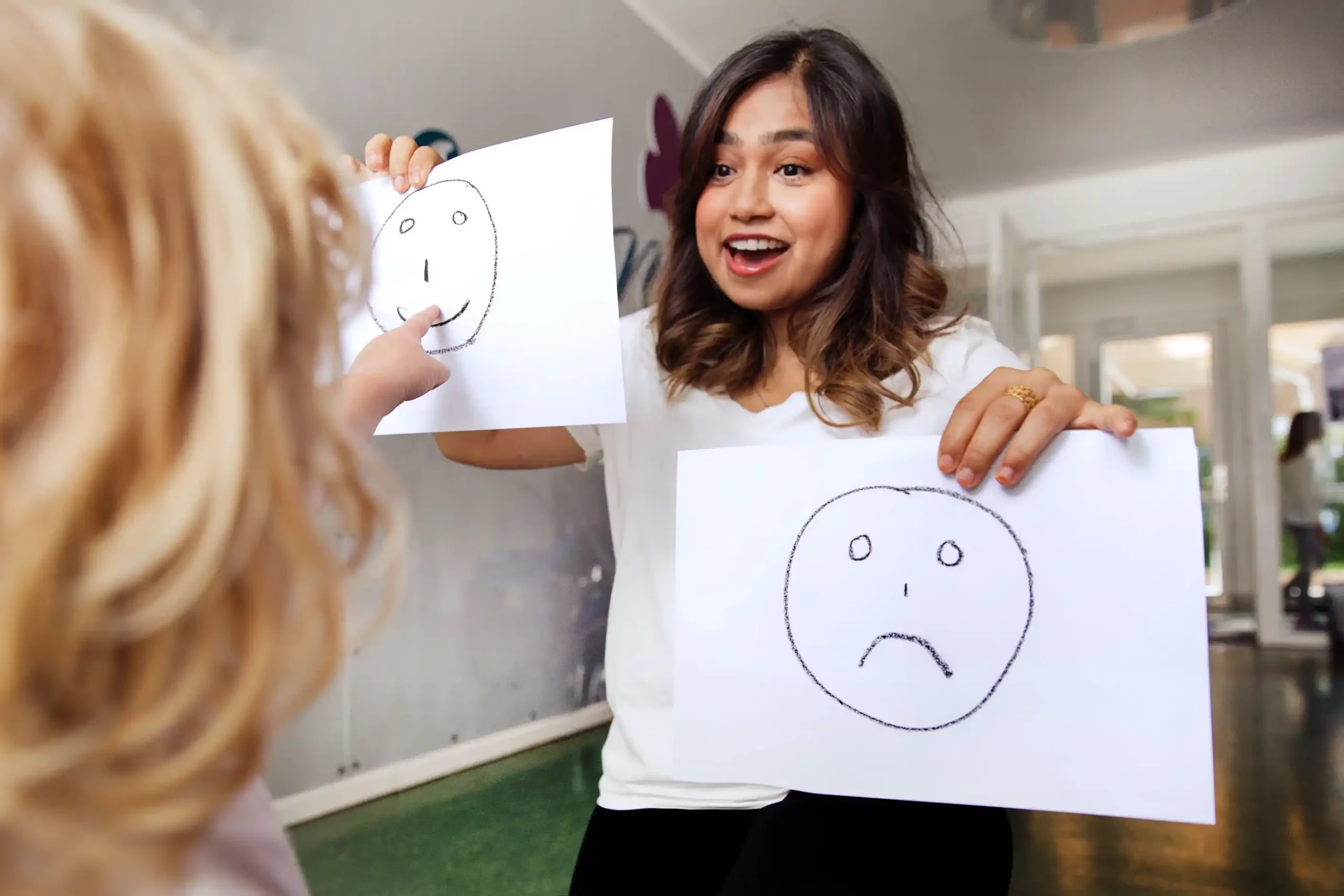 Kind wählt lächelnden Smiley aus