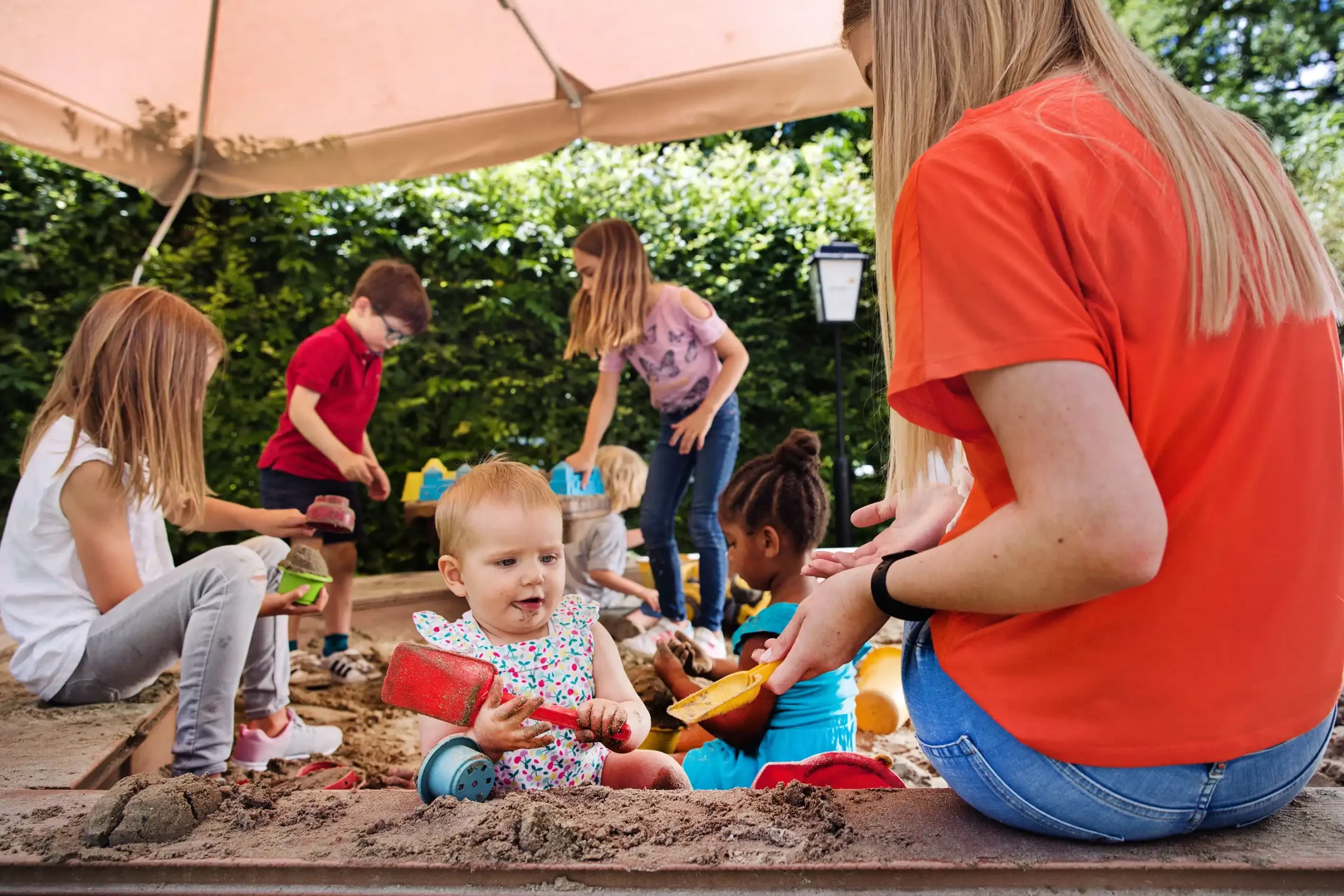 Kinder spielen im Sandkasten in der Kita