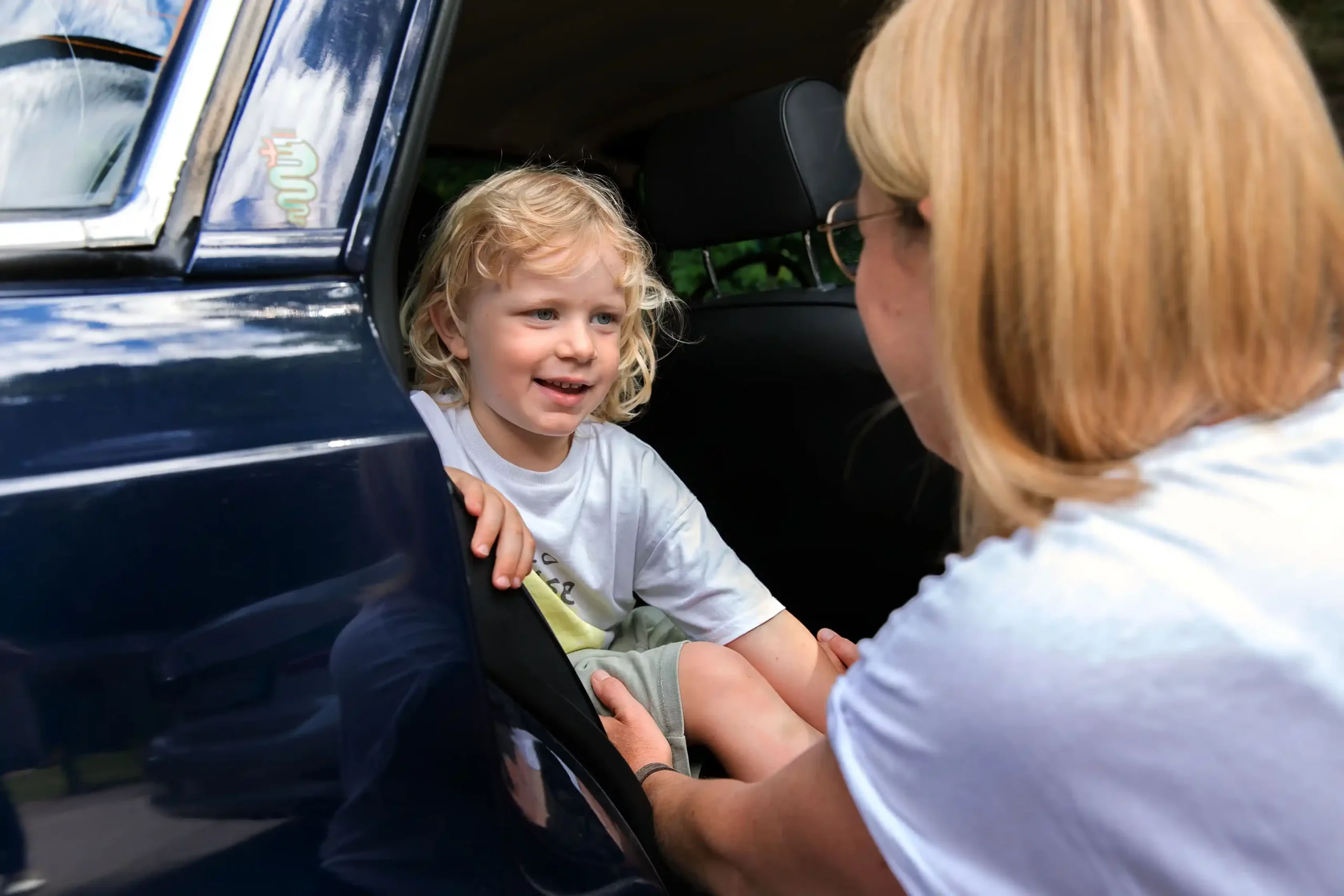 Mutter bringt Kind in den Kindergarten