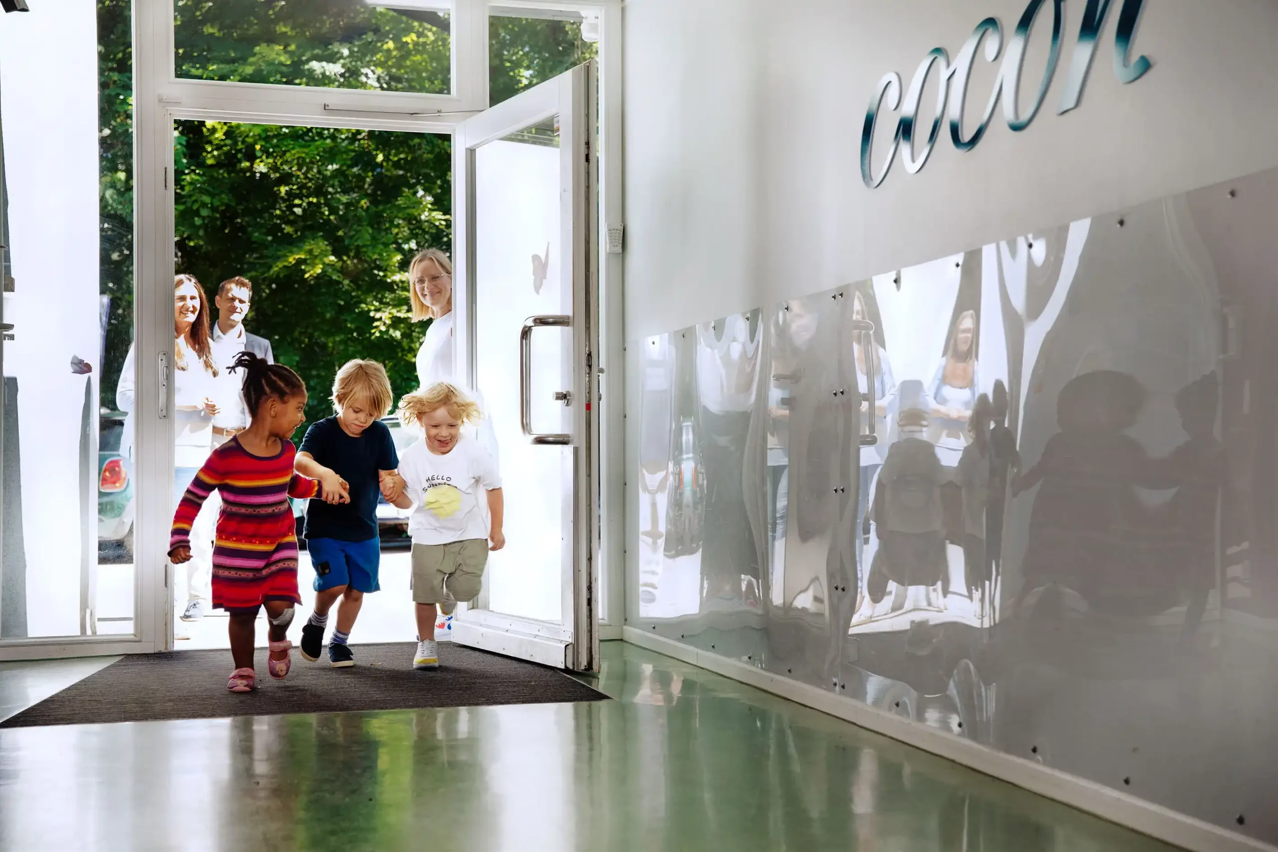 Öffnunszeit Kindergarten Kinder stürmen ins Gebäude