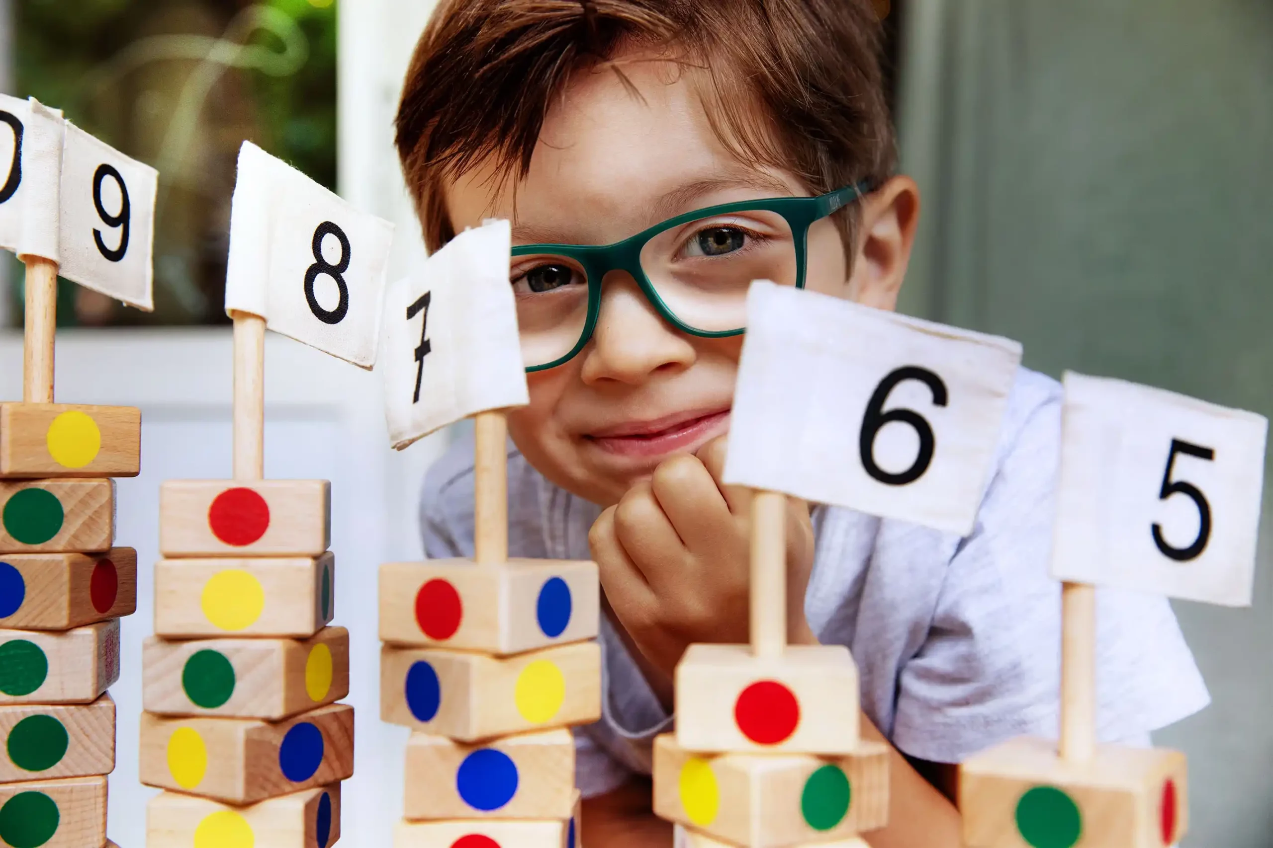 Kind spielt mit Zahlen-Spielzeug